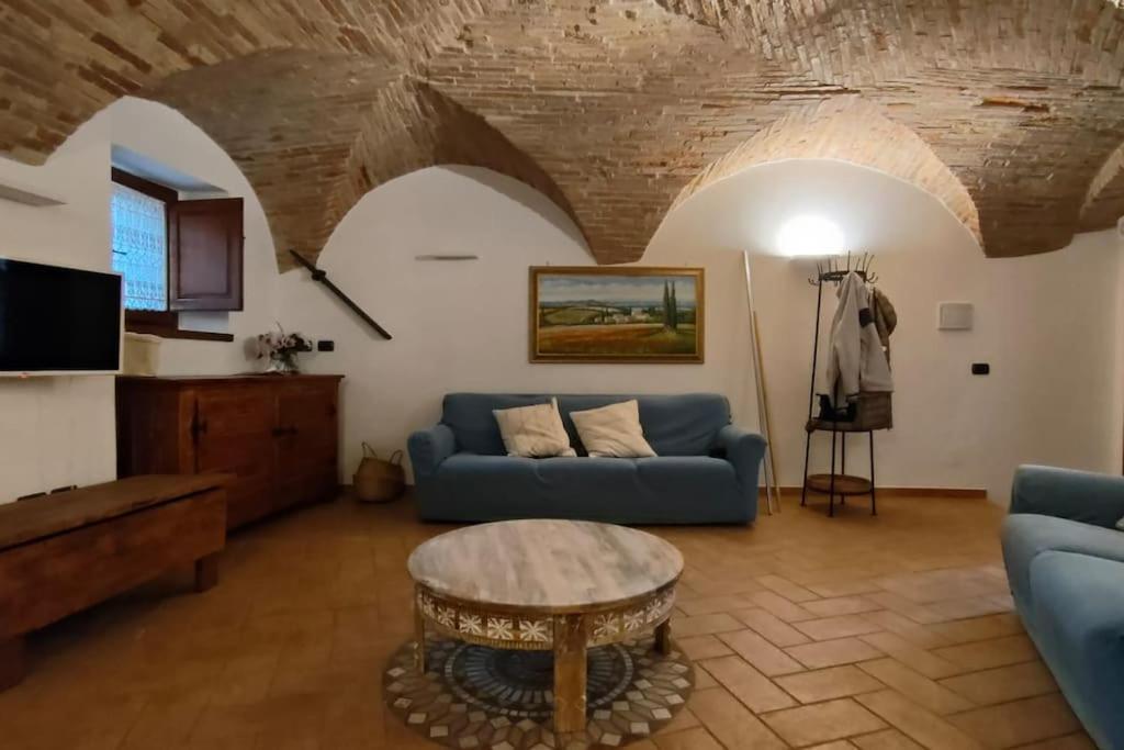 La Cantina Dei Cappuccini สเปลโล ภายนอก รูปภาพ